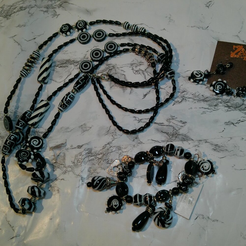 Long Wired Black White Stripe Molded Bead Necklace (420)